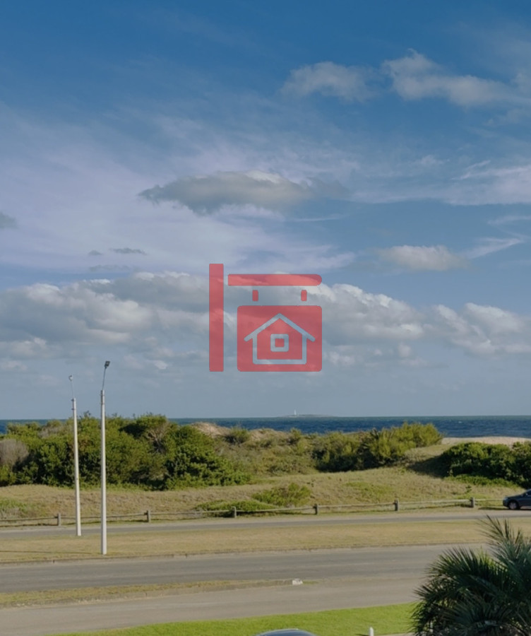 Apartamento ID.220 - Venta de apartamento de 3 dormitorios sobre primera fila de Playa Brava, Punta del Este