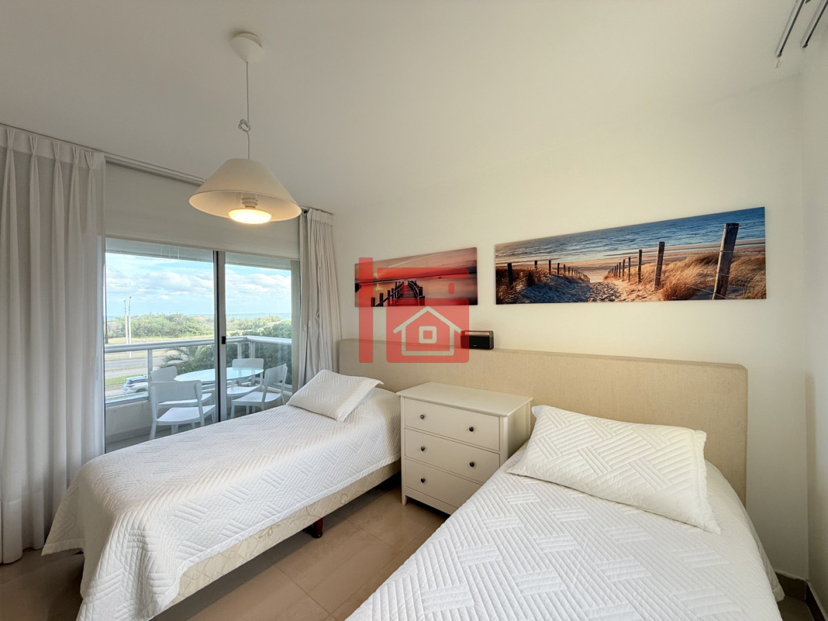 Apartamento ID.220 - Venta de apartamento de 3 dormitorios sobre primera fila de Playa Brava, Punta del Este