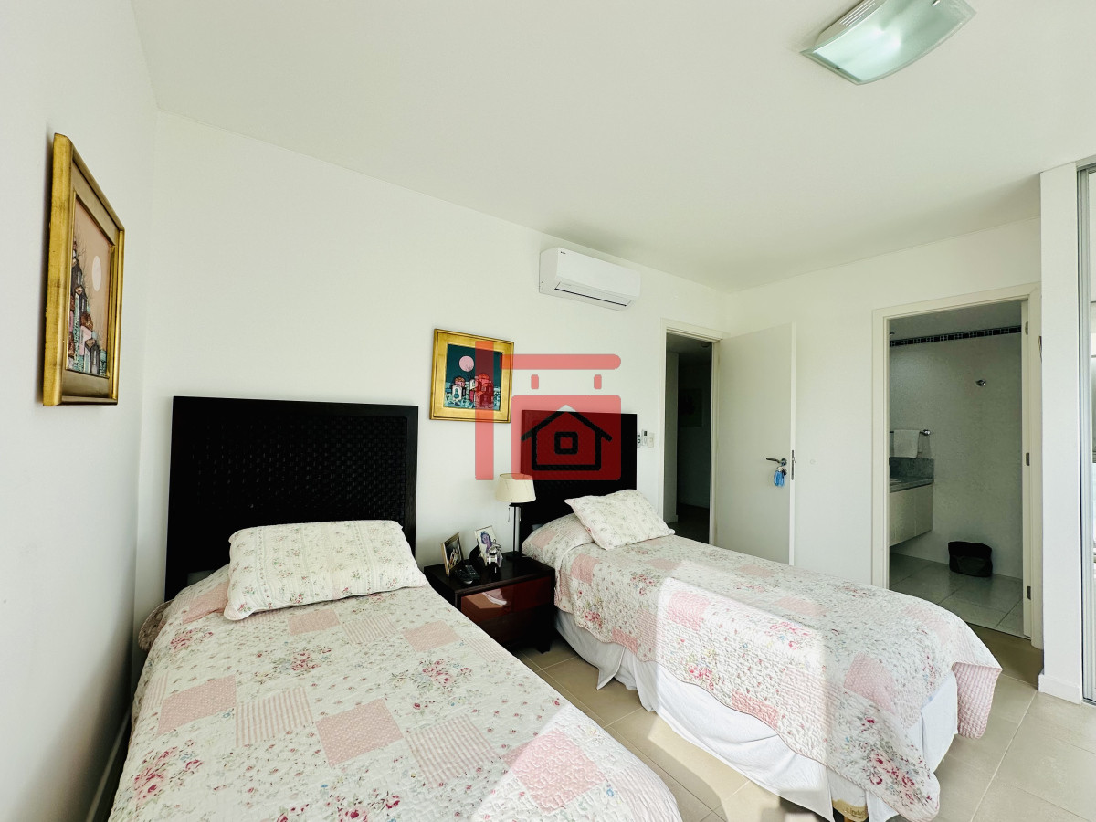 Apartamento ID.233 - Oportunidad en Venta! Apartamento sobre playa Brava de 3 Dormitorios más Dependencia, Torre Le Parc