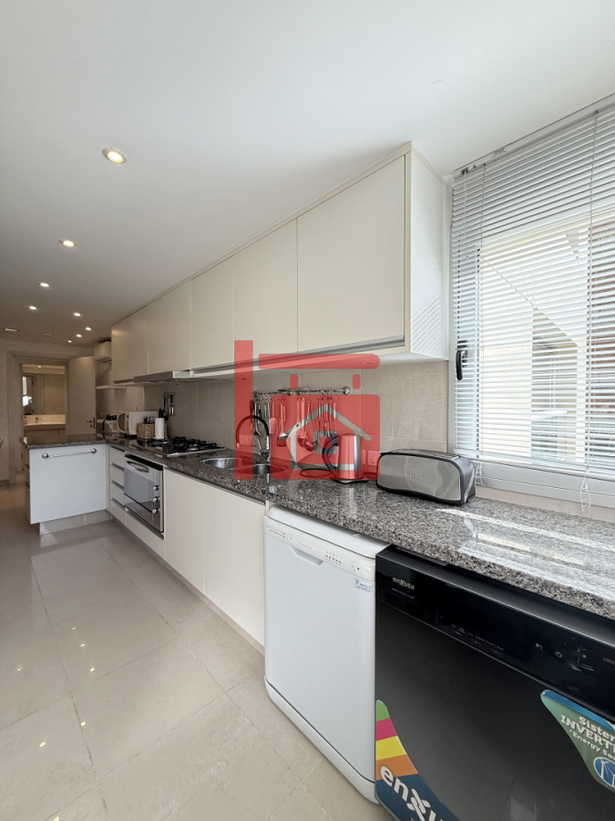 Apartamento ID.220 - Venta de apartamento de 3 dormitorios sobre primera fila de Playa Brava, Punta del Este