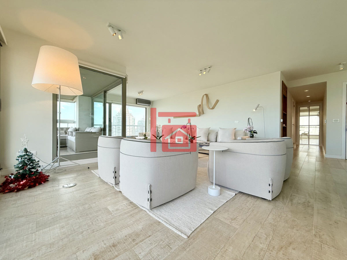 Apartamento ID.196 - Apartamento Penthouse finamente decorado de 3 dormitorios con parrillero propio en venta, Roosevelt Brava, Punta del Este