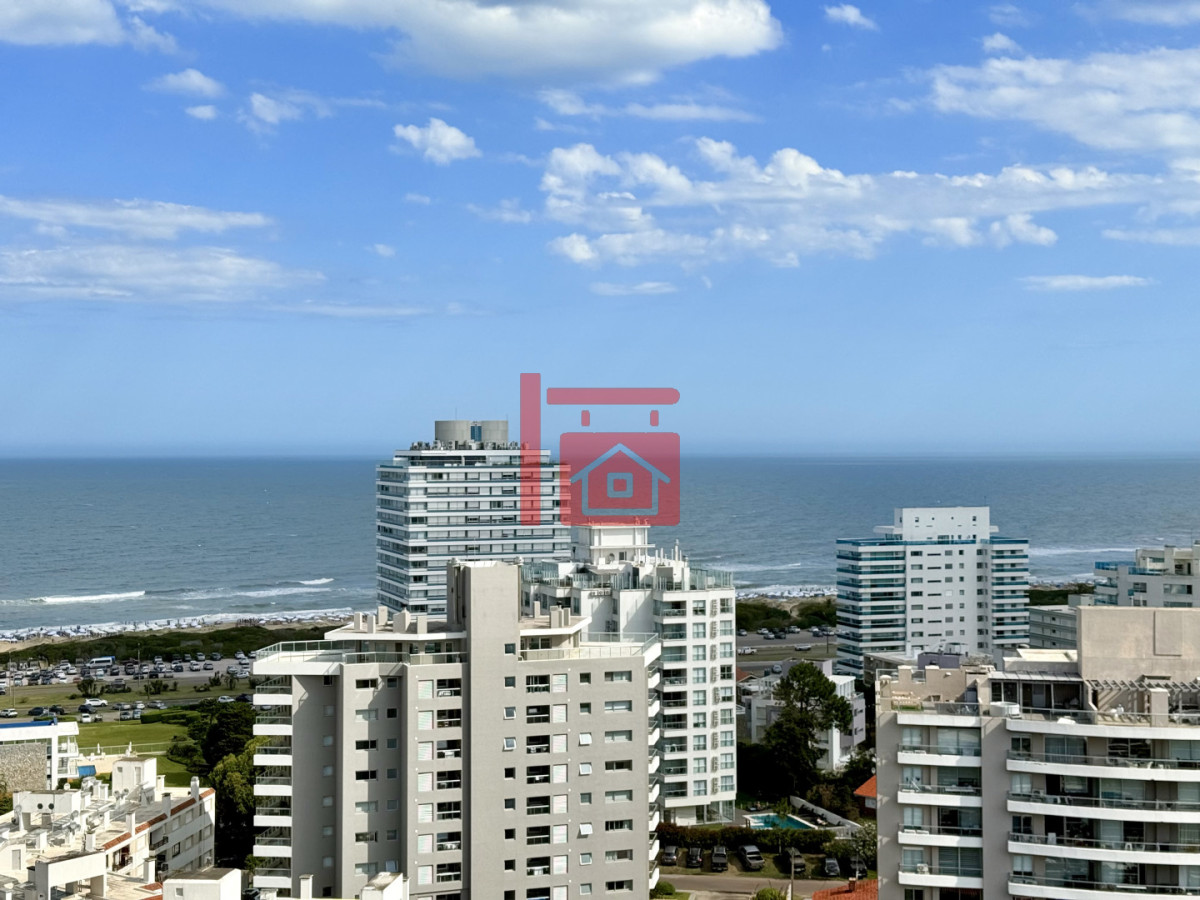 Apartamento ID.196 - Apartamento Penthouse finamente decorado de 3 dormitorios con parrillero propio en venta, Roosevelt Brava, Punta del Este