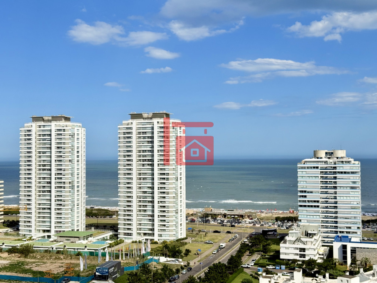 Apartamento ID.196 - Apartamento Penthouse finamente decorado de 3 dormitorios con parrillero propio en venta, Roosevelt Brava, Punta del Este