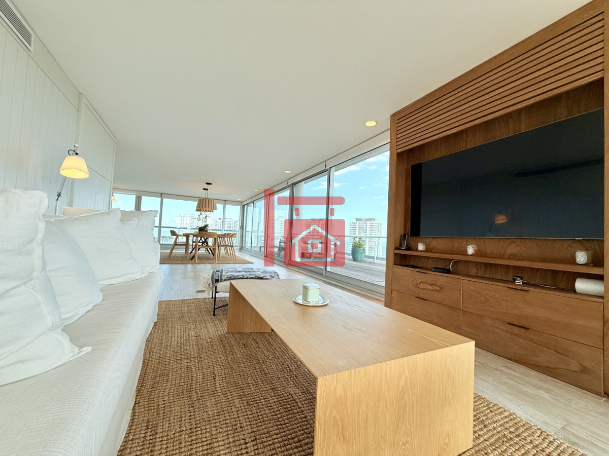 Apartamento ID.196 - Apartamento Penthouse finamente decorado de 3 dormitorios con parrillero propio en venta, Roosevelt Brava, Punta del Este