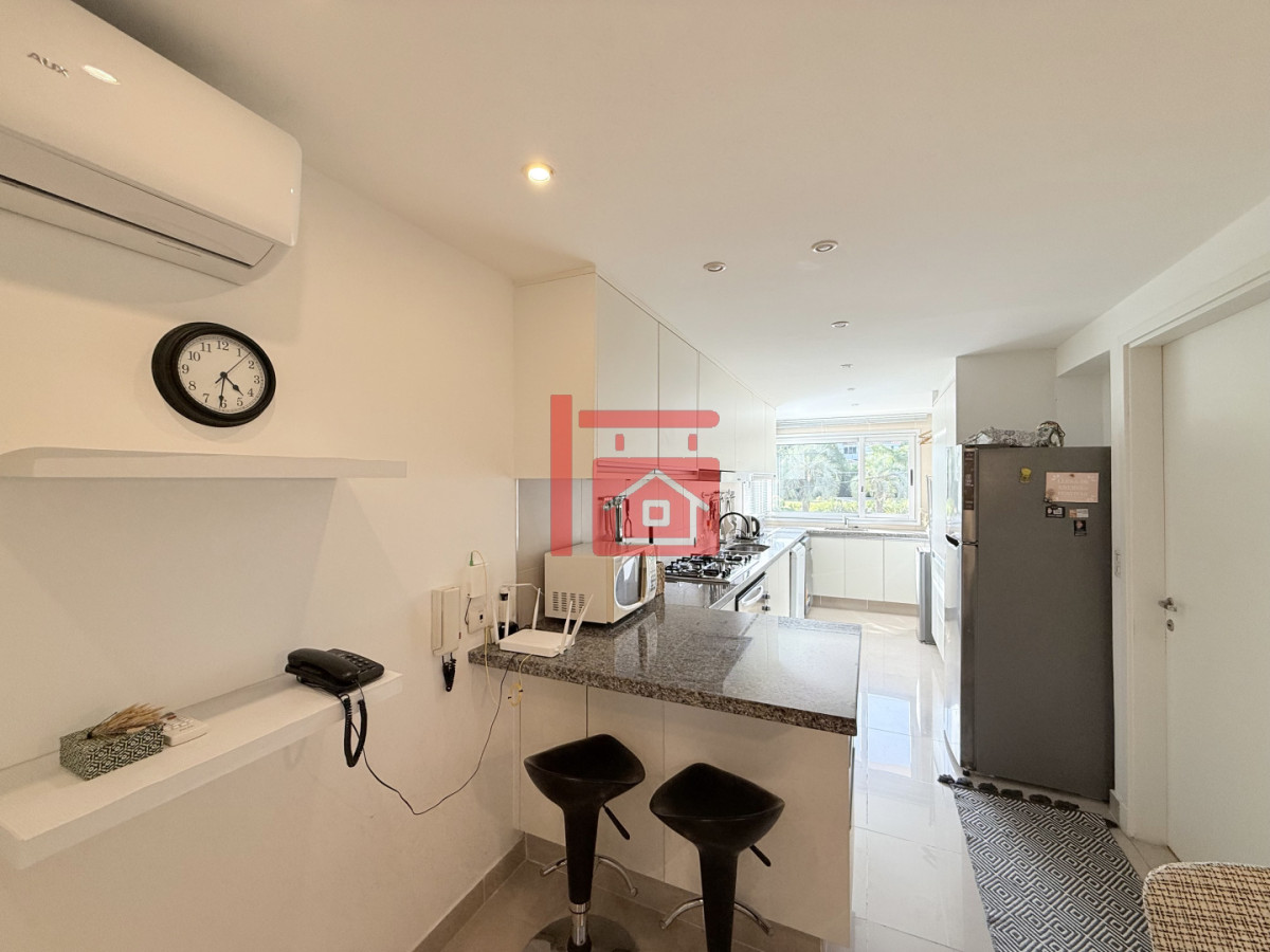 Apartamento ID.220 - Venta de apartamento de 3 dormitorios sobre primera fila de Playa Brava, Punta del Este