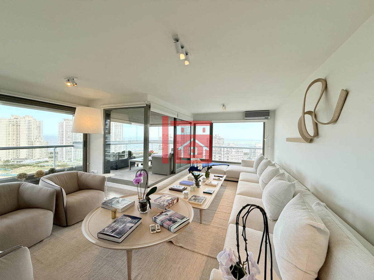 Apartamento ID.196 - Apartamento Penthouse finamente decorado de 3 dormitorios con parrillero propio en venta, Roosevelt Brava, Punta del Este