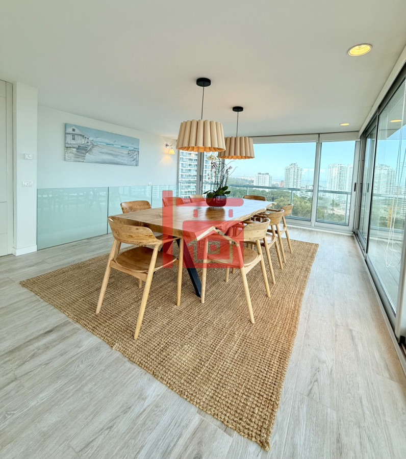 Apartamento ID.196 - Apartamento Penthouse finamente decorado de 3 dormitorios con parrillero propio en venta, Roosevelt Brava, Punta del Este