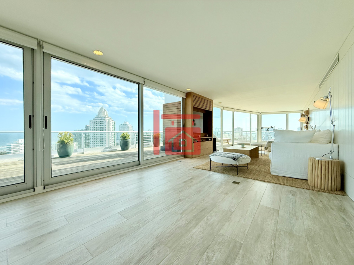 Apartamento ID.196 - Apartamento Penthouse finamente decorado de 3 dormitorios con parrillero propio en venta, Roosevelt Brava, Punta del Este