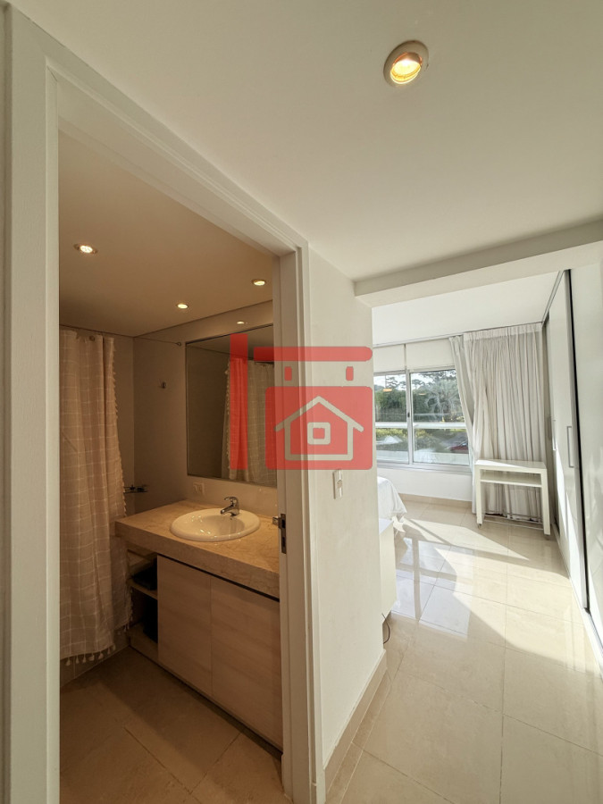 Apartamento ID.220 - Venta de apartamento de 3 dormitorios sobre primera fila de Playa Brava, Punta del Este