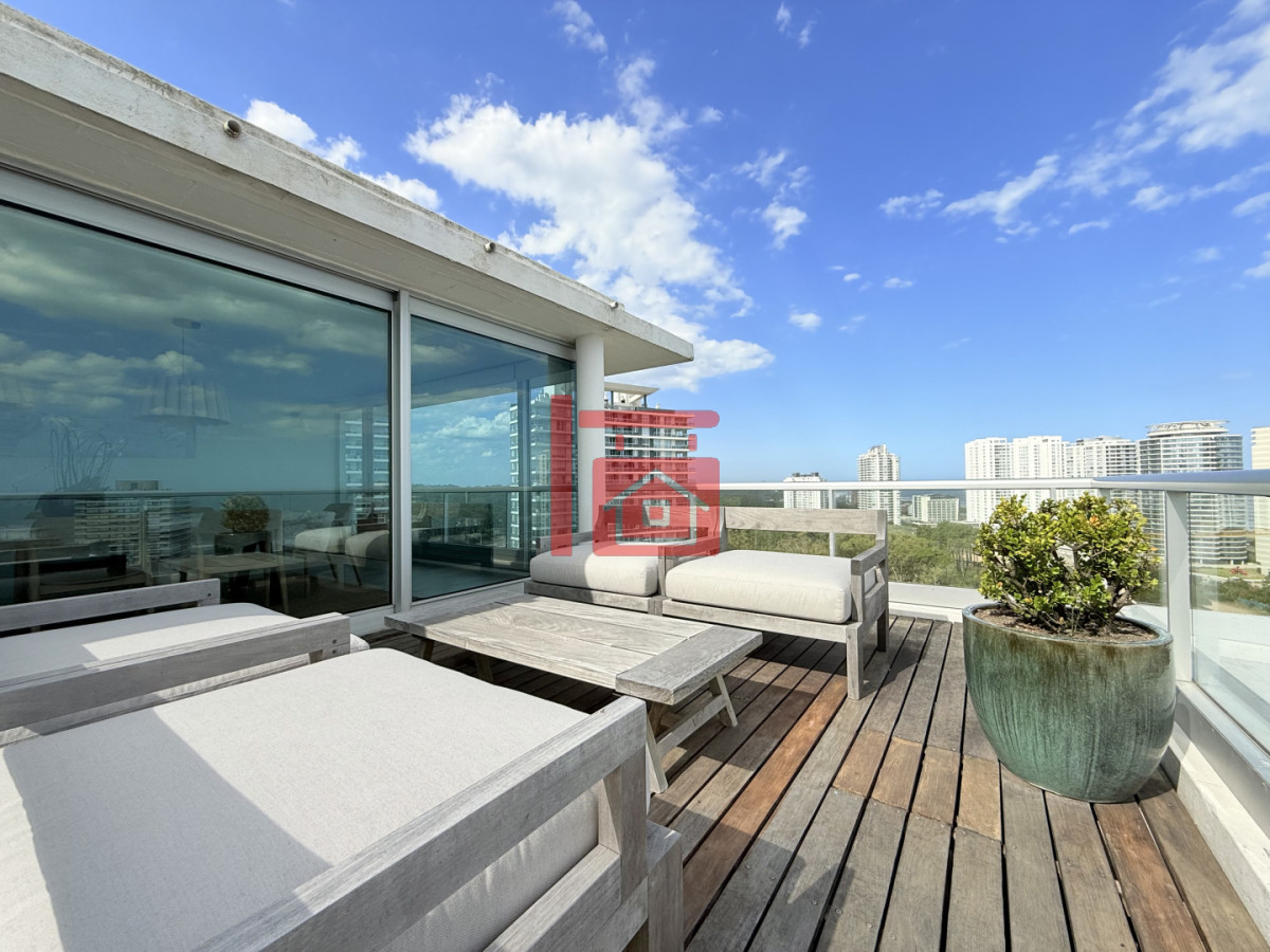 Apartamento ID.196 - Apartamento Penthouse finamente decorado de 3 dormitorios con parrillero propio en venta, Roosevelt Brava, Punta del Este