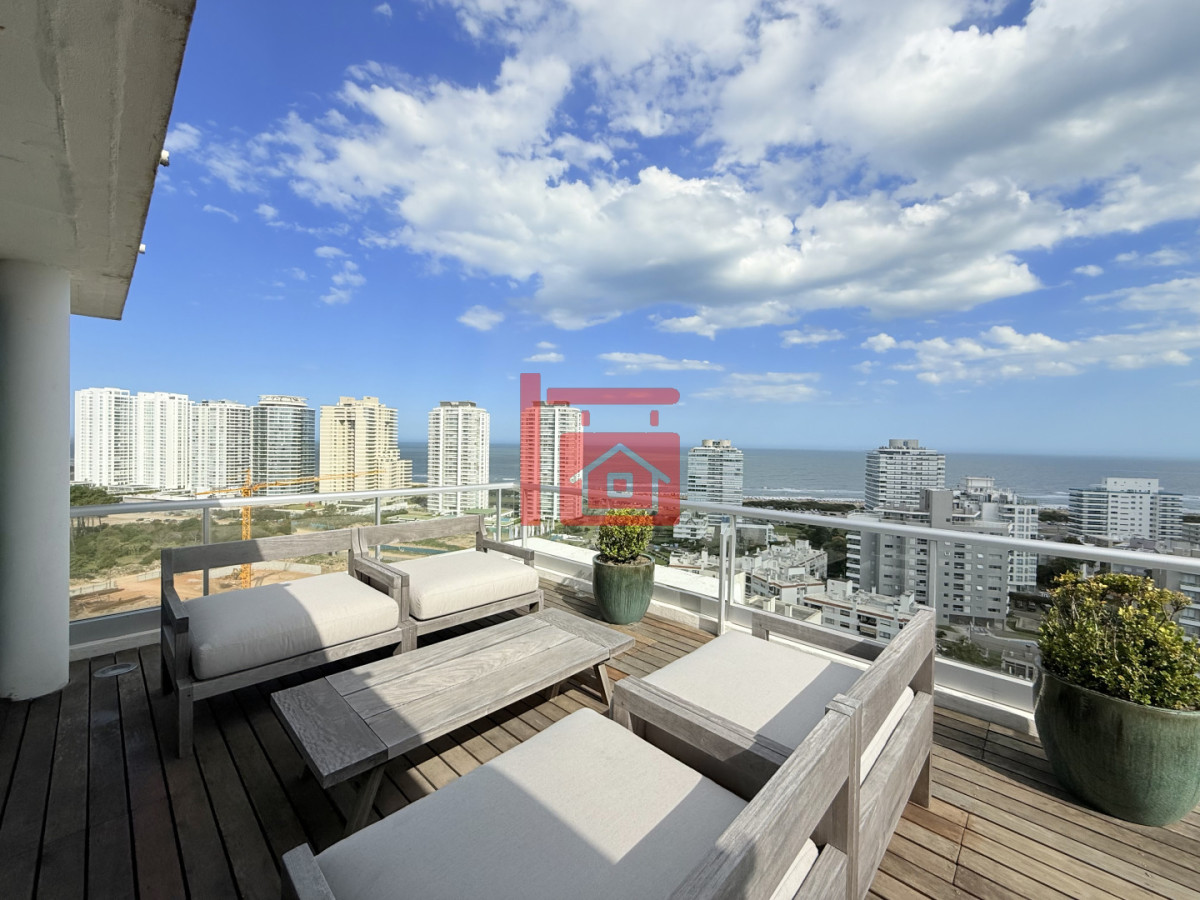 Apartamento ID.196 - Apartamento Penthouse finamente decorado de 3 dormitorios con parrillero propio en venta, Roosevelt Brava, Punta del Este
