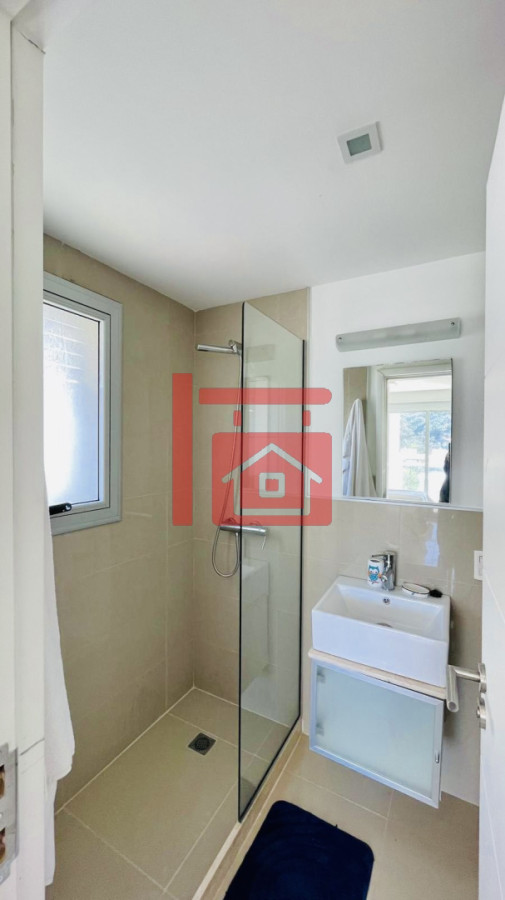 Apartamento ID.498 - Apartamento de 3 Dormitorios en Primera Línea del Mar, Playa Brava Punta del Este