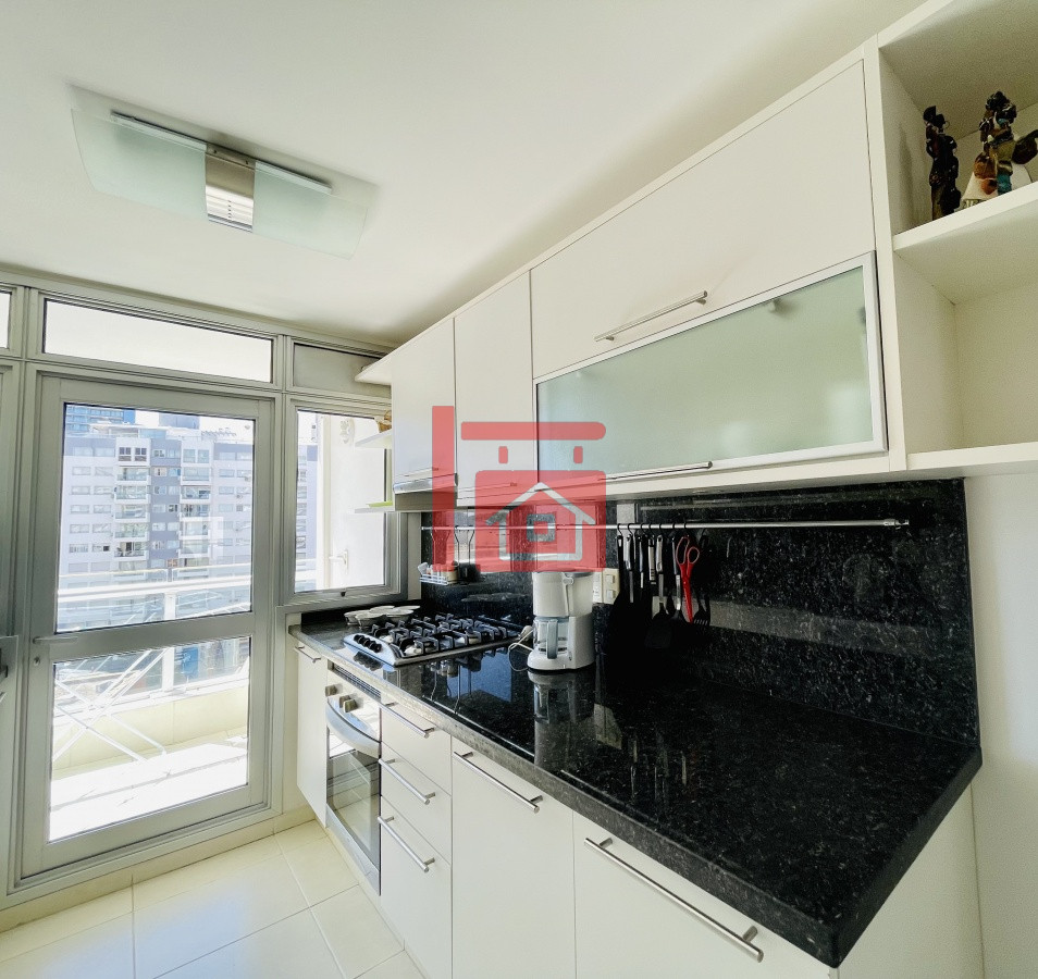 Apartamento ID.600 - Venta y alquiler temporario de apartamento de dos dormitorios en playa Mansa, Punta del Este
