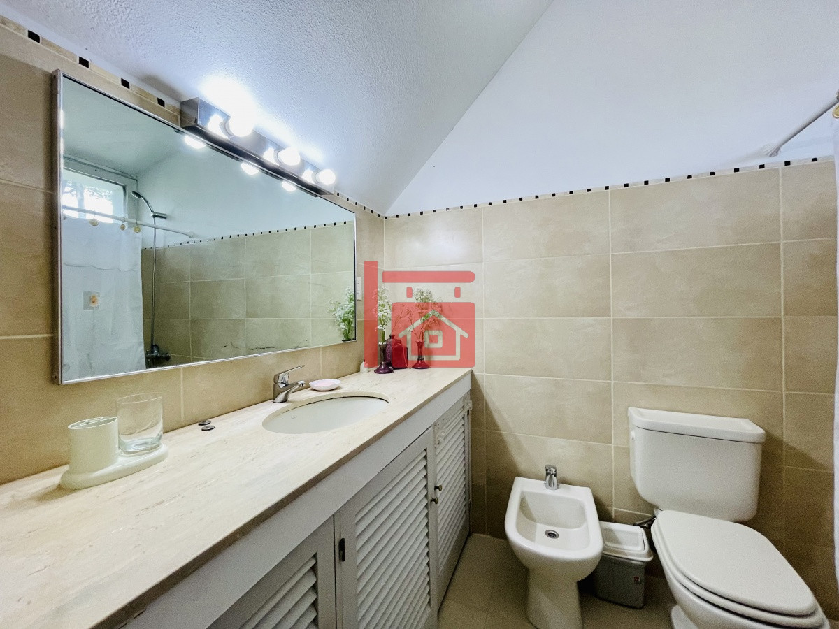 Casa ID.450 - Alquiler temporario de sólida y amplia casa de cinco dormitorios más dependencia de servicio y piscina, Lugano, Punta del Este