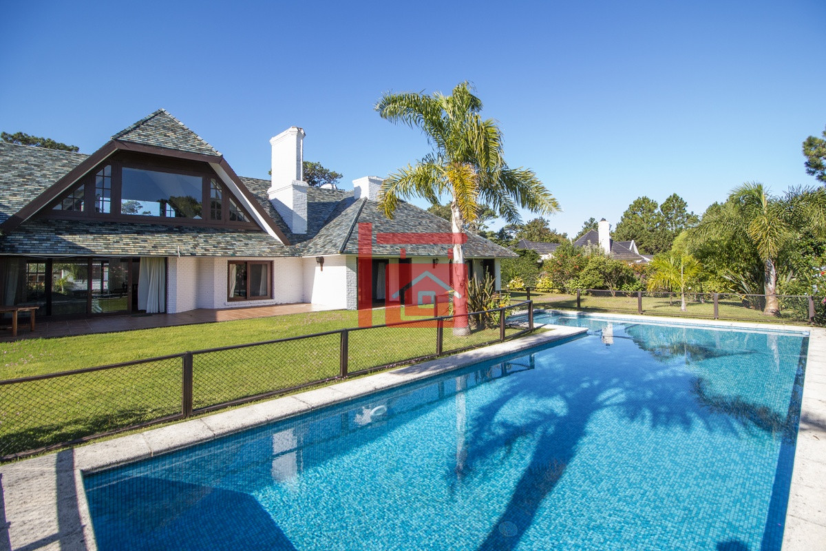 Casa ID.1307 - Venta de Casa de 4 Dormitorios y Piscina con gran parque en Playa Mansa, Punta del Este