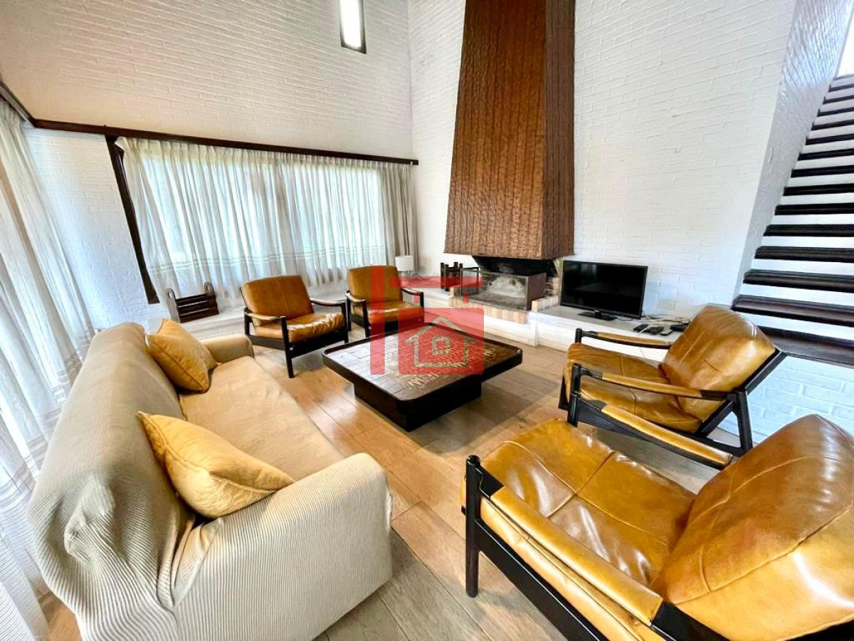 Casa ID.222 - Casa de 4 Dormitorios, Parrillero y Piscina a pocos metros del Mar, Playa Mansa