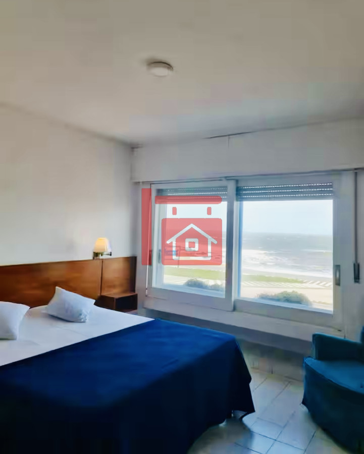 Casa ID.763 - Gran Casa en Venta sobre el Mar de 5 Dormitorios y Dependencia en Península, Punta del Este