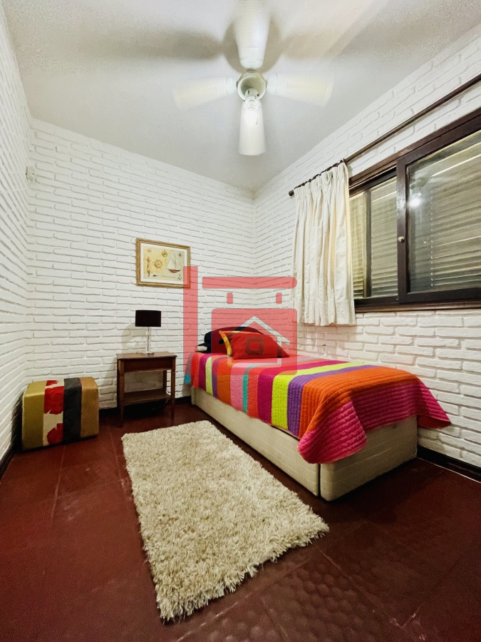 Casa ID.450 - Alquiler temporario de sólida y amplia casa de cinco dormitorios más dependencia de servicio y piscina, Lugano, Punta del Este