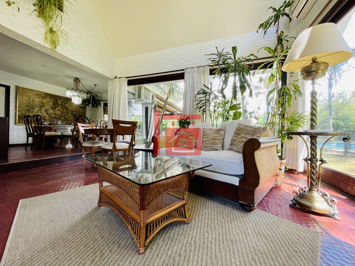 Casa ID.450 - Alquiler temporario de sólida y amplia casa de cinco dormitorios más dependencia de servicio y piscina, Lugano, Punta del Este