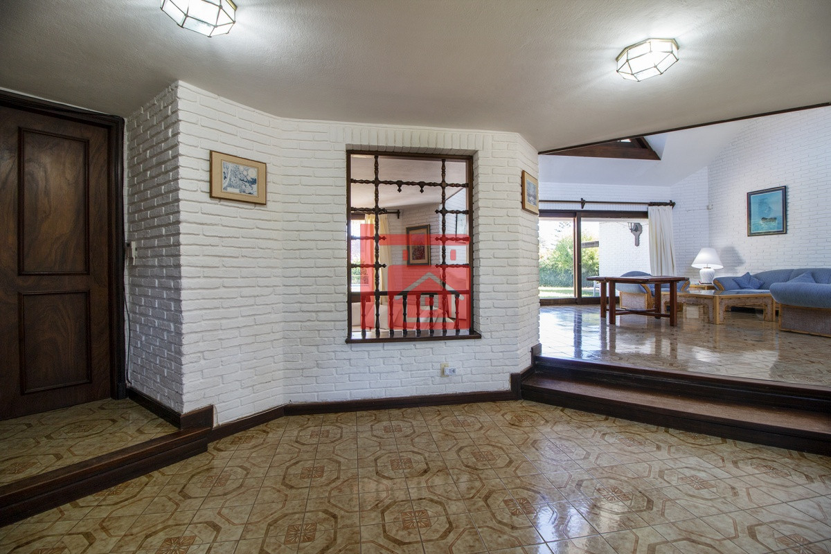 Casa ID.1307 - Venta de Casa de 4 Dormitorios y Piscina con gran parque en Playa Mansa, Punta del Este