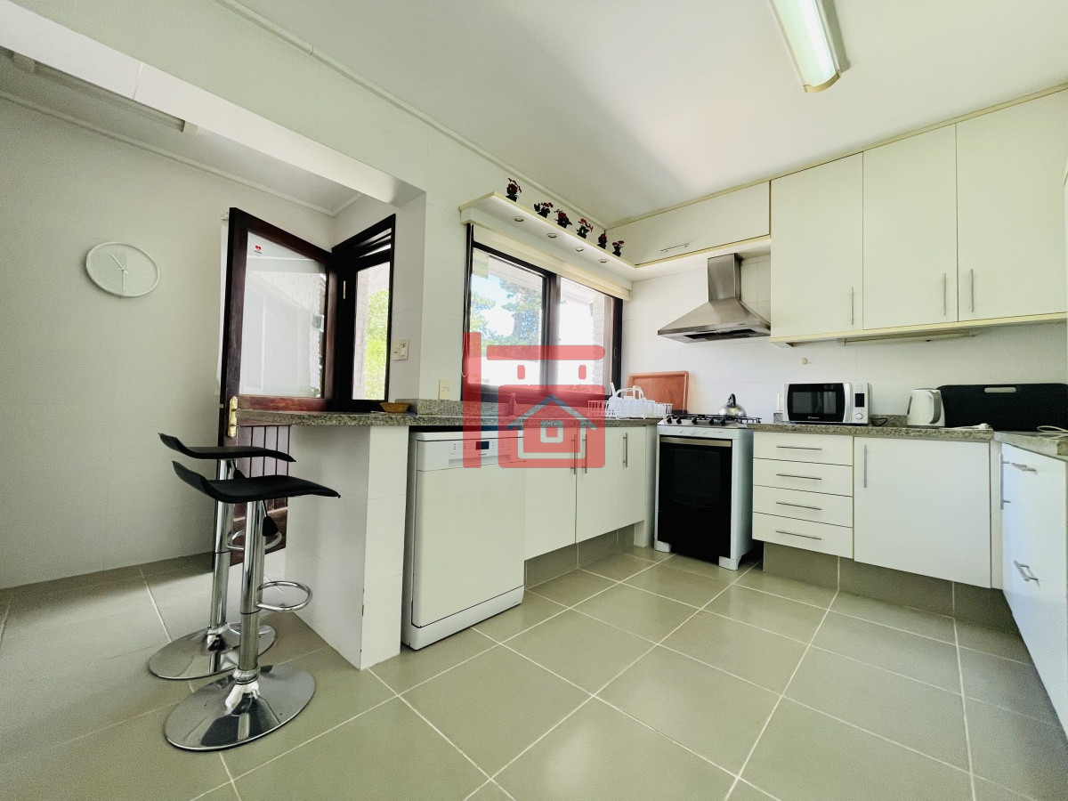 Casa ID.450 - Alquiler temporario de sólida y amplia casa de cinco dormitorios más dependencia de servicio y piscina, Lugano, Punta del Este