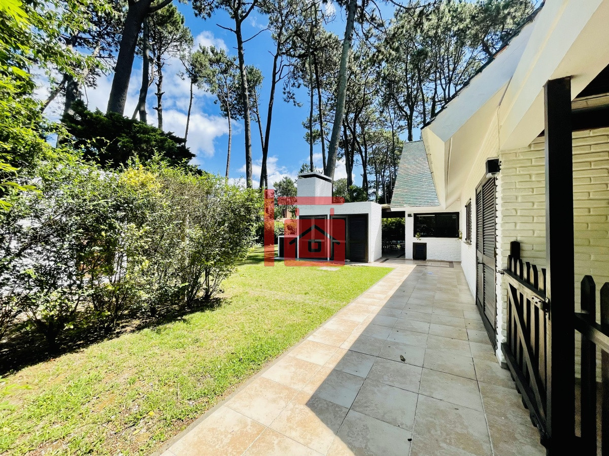 Casa ID.450 - Alquiler temporario de sólida y amplia casa de cinco dormitorios más dependencia de servicio y piscina, Lugano, Punta del Este