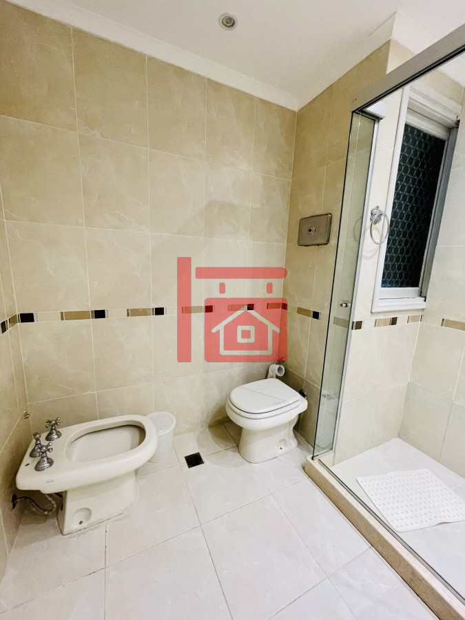 Casa ID.450 - Alquiler temporario de sólida y amplia casa de cinco dormitorios más dependencia de servicio y piscina, Lugano, Punta del Este