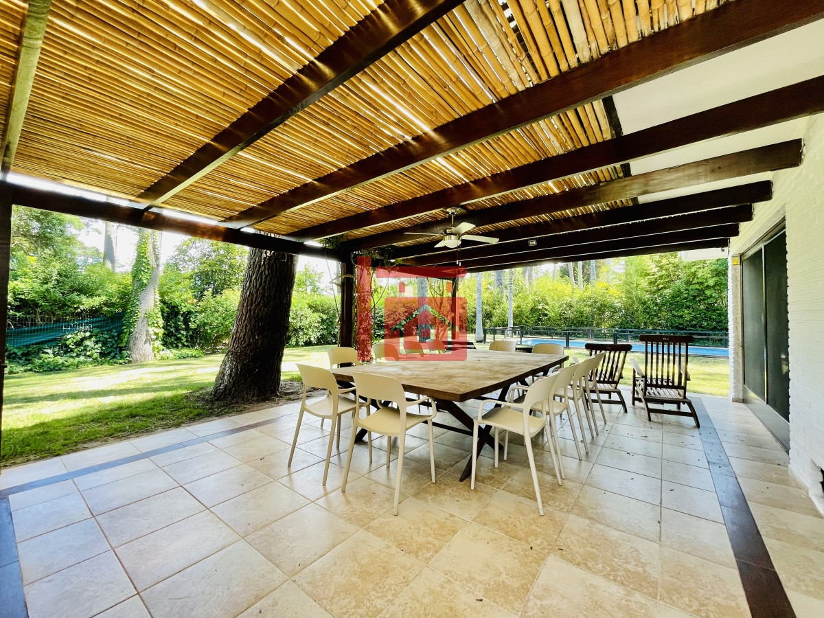 Casa ID.450 - Alquiler temporario de sólida y amplia casa de cinco dormitorios más dependencia de servicio y piscina, Lugano, Punta del Este