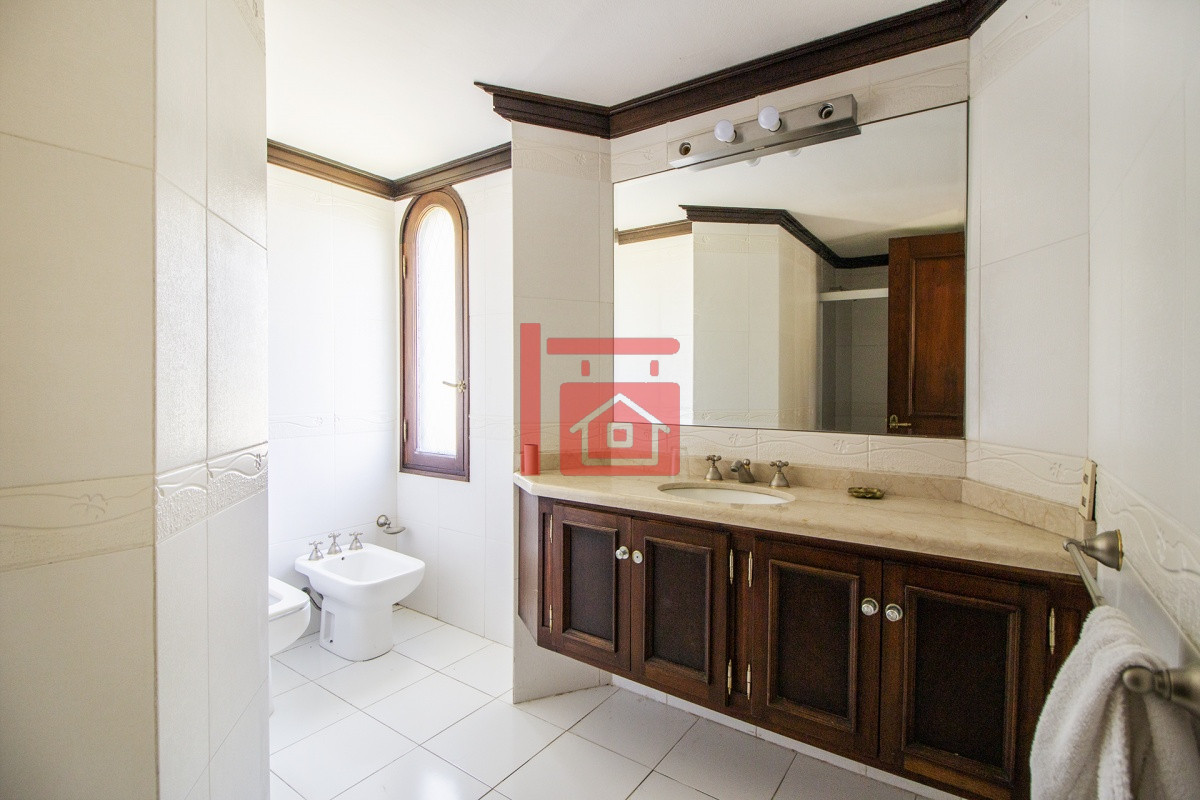 Casa ID.1307 - Venta de Casa de 4 Dormitorios y Piscina con gran parque en Playa Mansa, Punta del Este