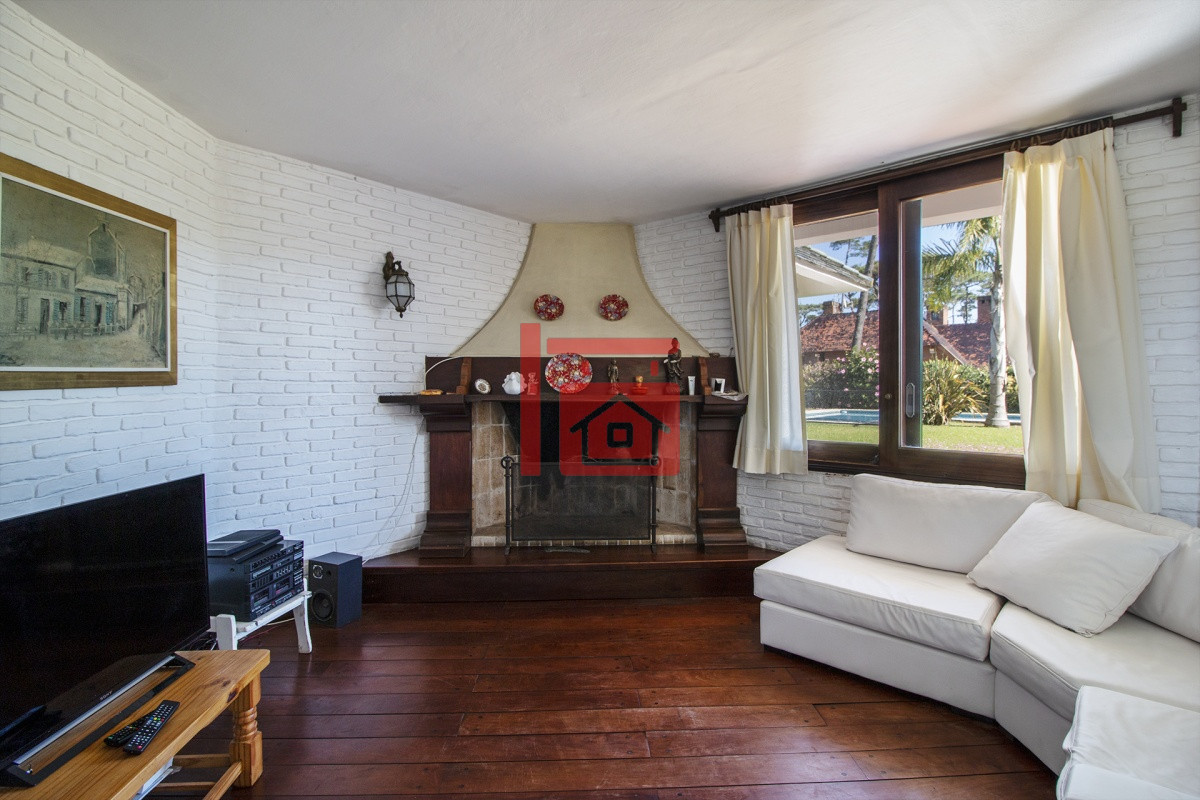 Casa ID.1307 - Venta de Casa de 4 Dormitorios y Piscina con gran parque en Playa Mansa, Punta del Este