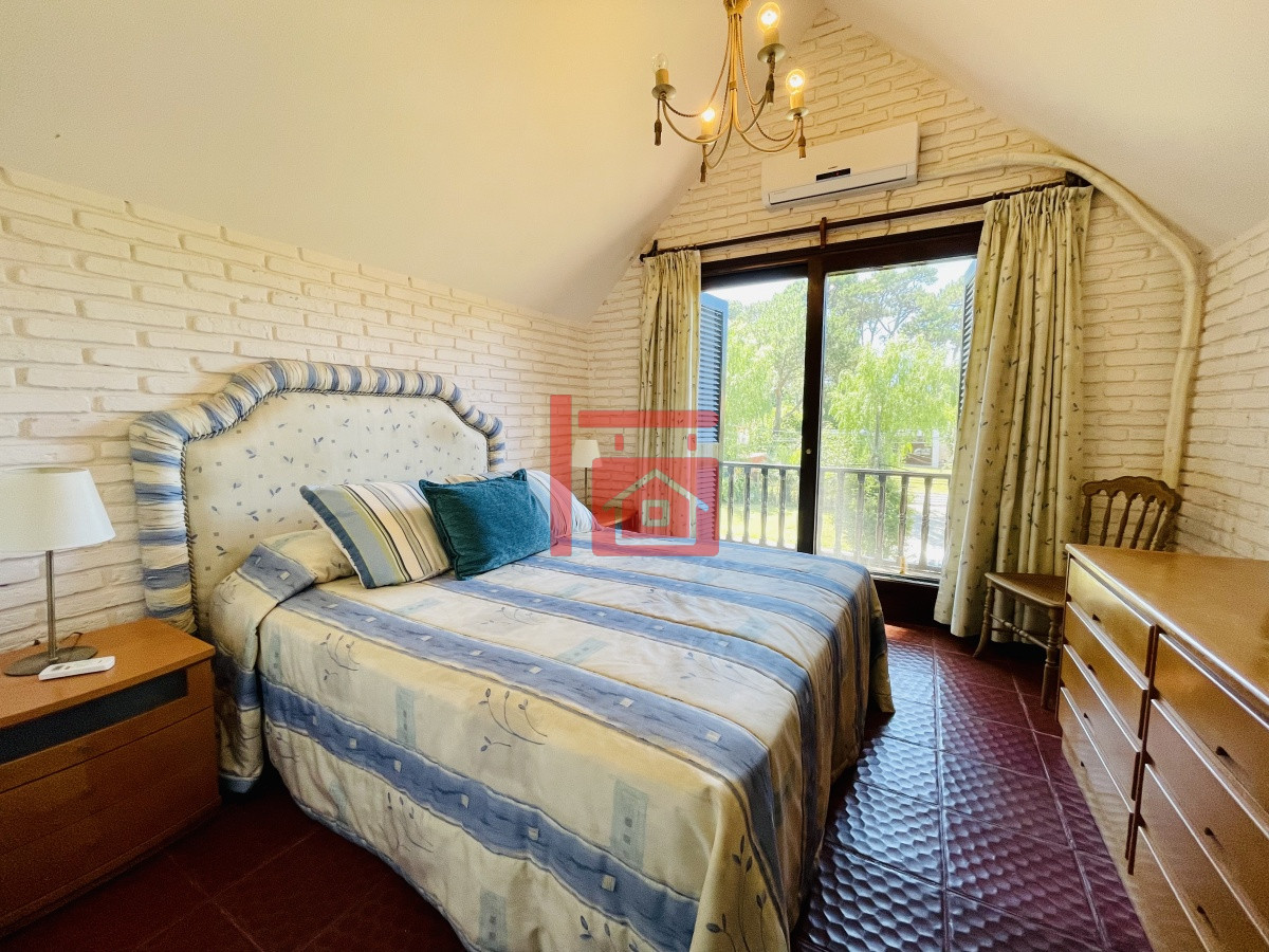 Casa ID.450 - Alquiler temporario de sólida y amplia casa de cinco dormitorios más dependencia de servicio y piscina, Lugano, Punta del Este