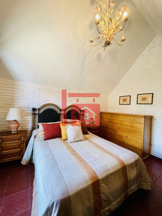 Casa ID.450 - Alquiler temporario de sólida y amplia casa de cinco dormitorios más dependencia de servicio y piscina, Lugano, Punta del Este