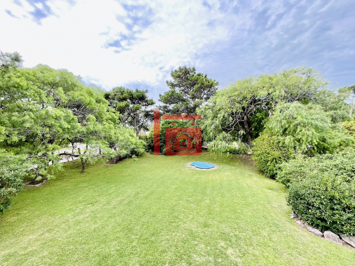 Casa ID.222 - Casa de 4 Dormitorios, Parrillero y Piscina a pocos metros del Mar, Playa Mansa