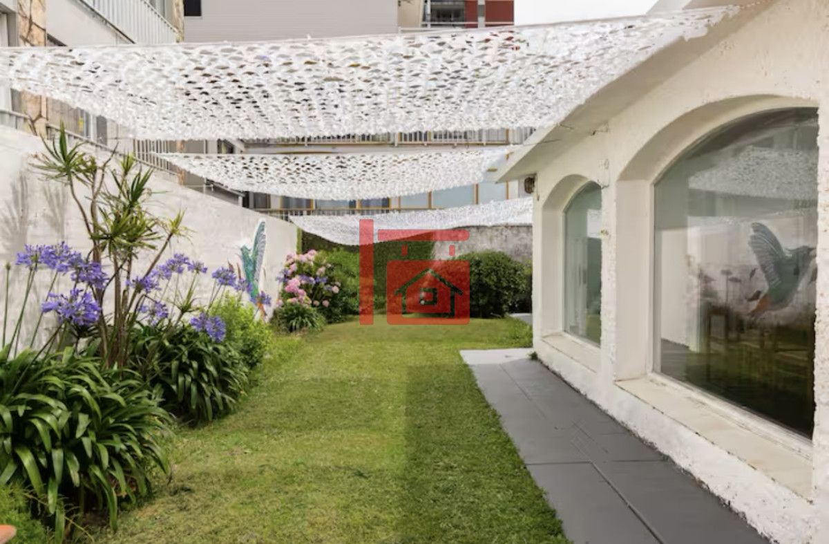 Casa ID.763 - Gran Casa en Venta sobre el Mar de 5 Dormitorios y Dependencia en Península, Punta del Este