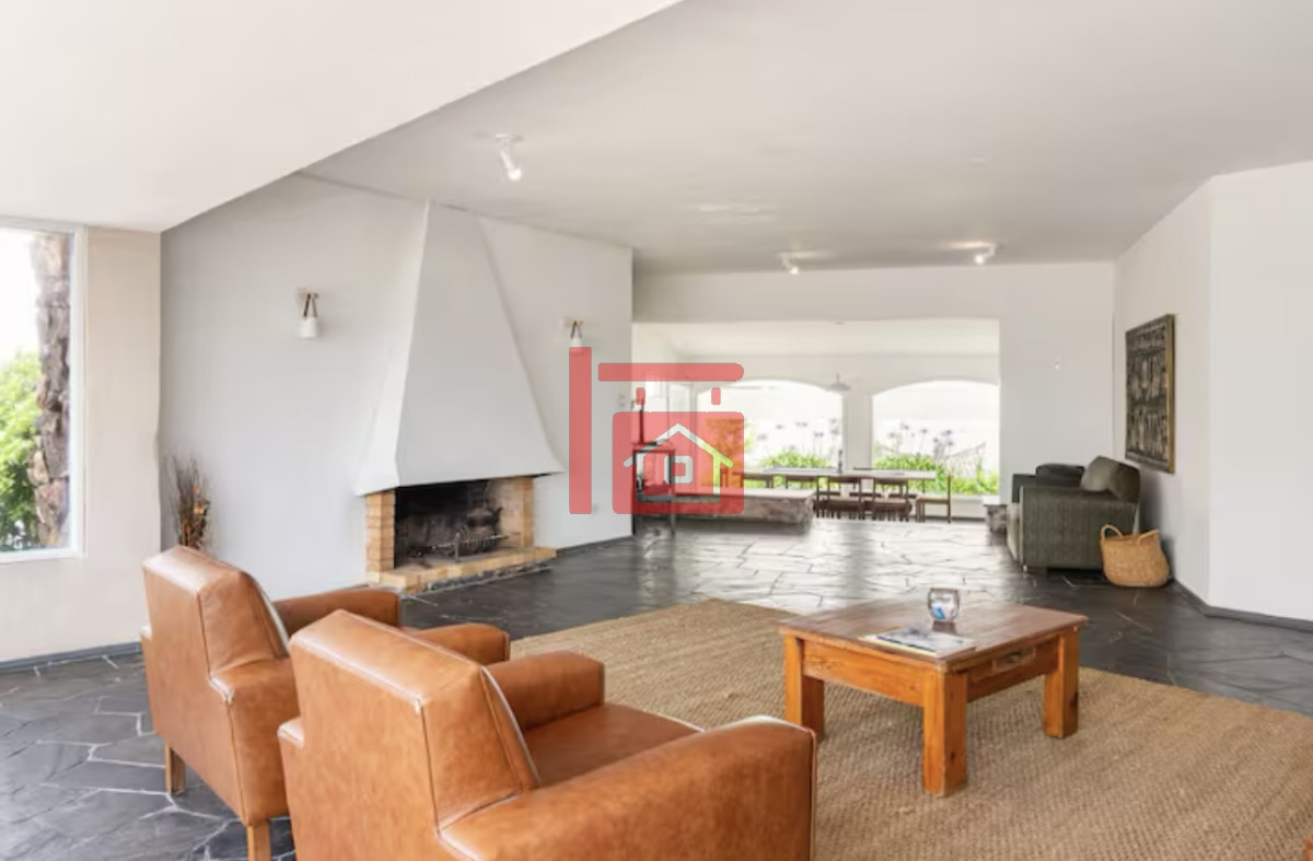 Casa ID.763 - Gran Casa en Venta sobre el Mar de 5 Dormitorios y Dependencia en Península, Punta del Este