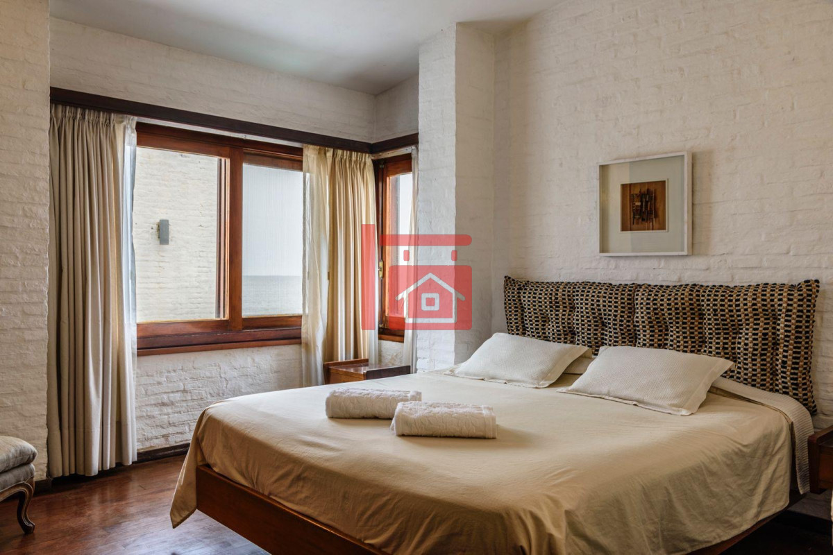 Casa ID.763 - Gran Casa en Venta sobre el Mar de 5 Dormitorios y Dependencia en Península, Punta del Este