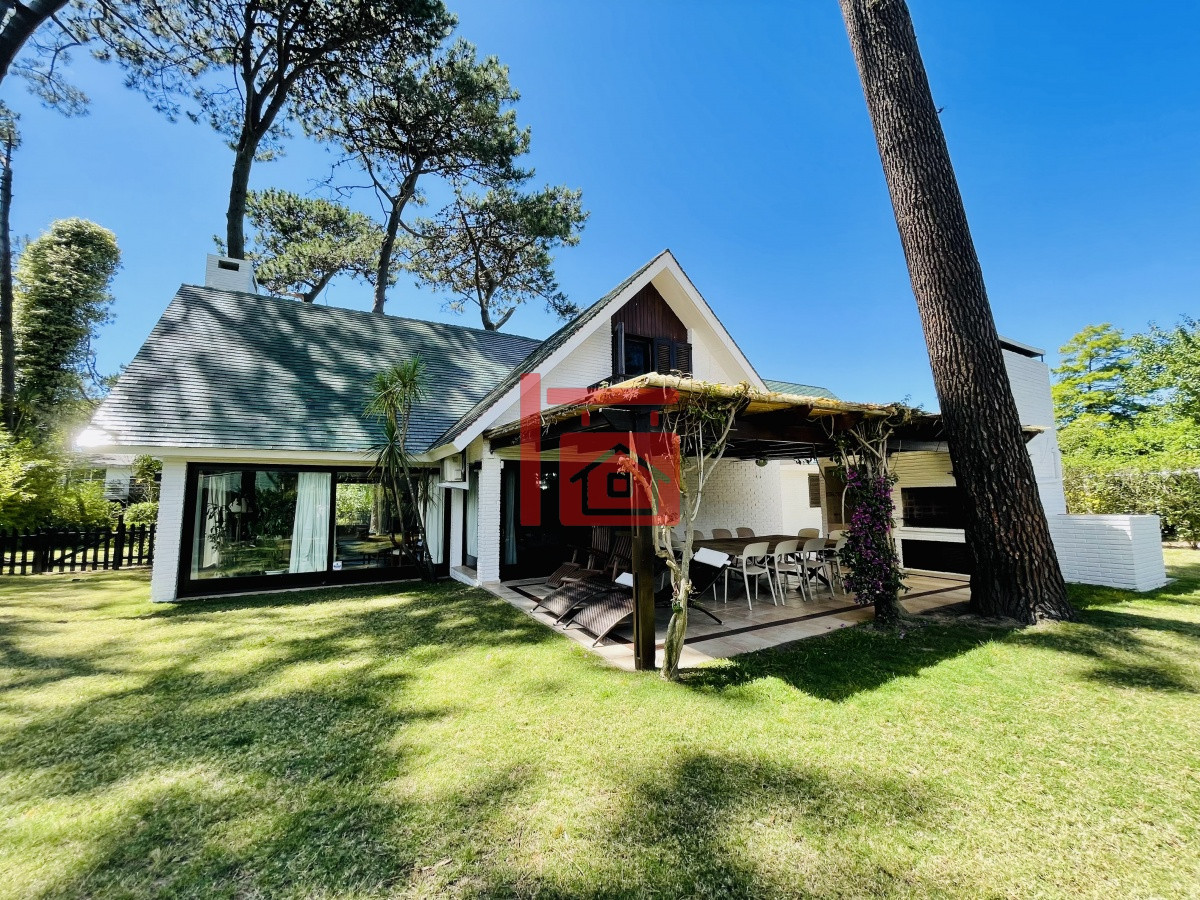 Casa ID.450 - Alquiler temporario de sólida y amplia casa de cinco dormitorios más dependencia de servicio y piscina, Lugano, Punta del Este