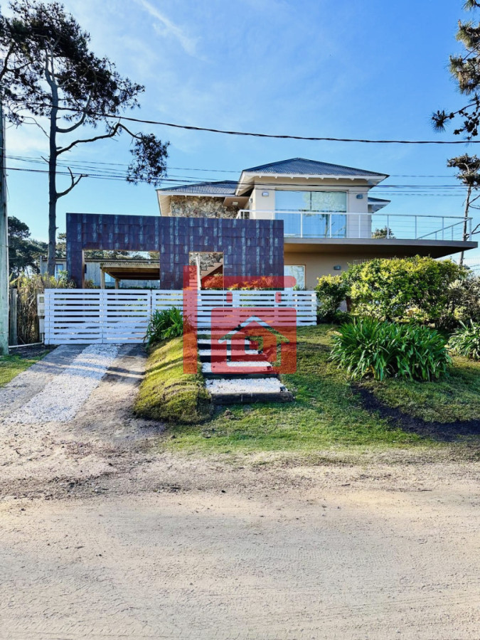 Casa ID.539 - Excelente Casa de 6 Dormitorios y Piscina en Montoya, La Barra