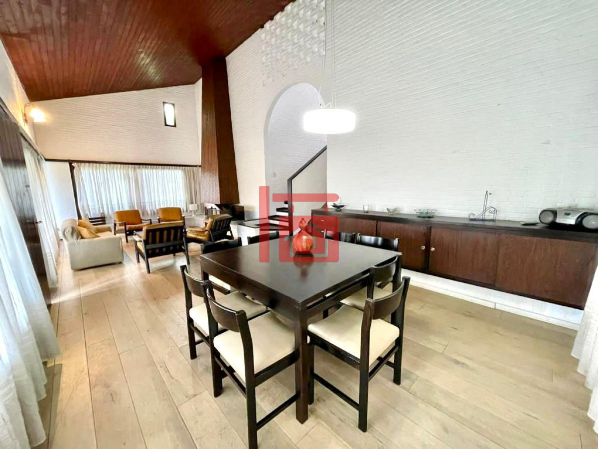 Casa ID.222 - Casa de 4 Dormitorios, Parrillero y Piscina a pocos metros del Mar, Playa Mansa