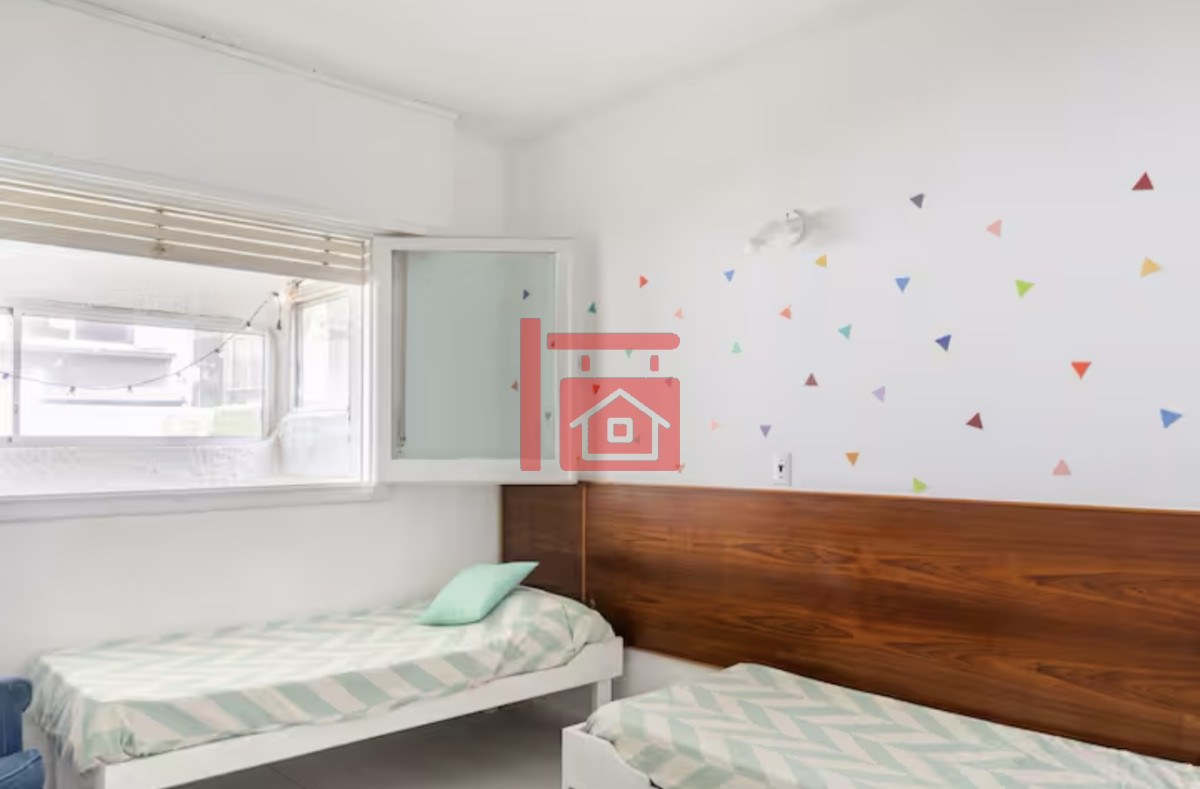 Casa ID.763 - Gran Casa en Venta sobre el Mar de 5 Dormitorios y Dependencia en Península, Punta del Este