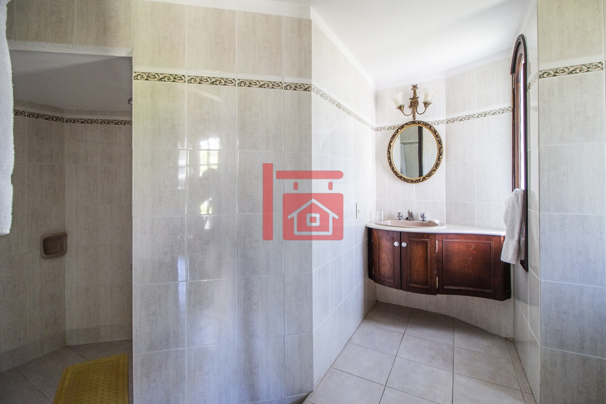 Casa ID.1307 - Venta de Casa de 4 Dormitorios y Piscina con gran parque en Playa Mansa, Punta del Este