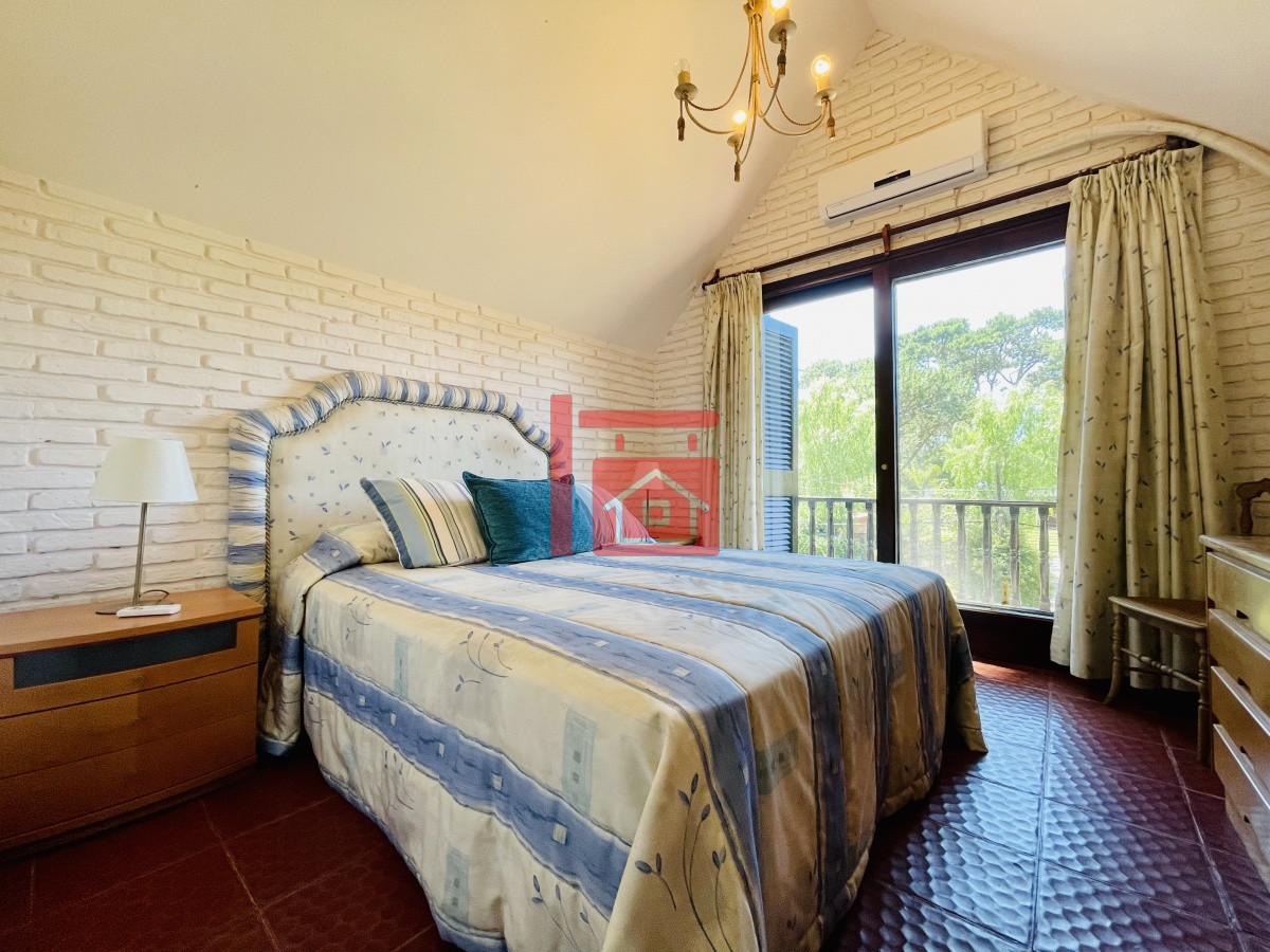 Casa ID.450 - Alquiler temporario de sólida y amplia casa de cinco dormitorios más dependencia de servicio y piscina, Lugano, Punta del Este