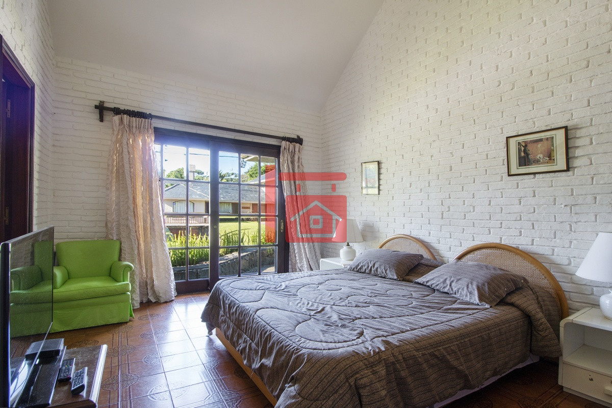 Casa ID.1307 - Venta de Casa de 4 Dormitorios y Piscina con gran parque en Playa Mansa, Punta del Este