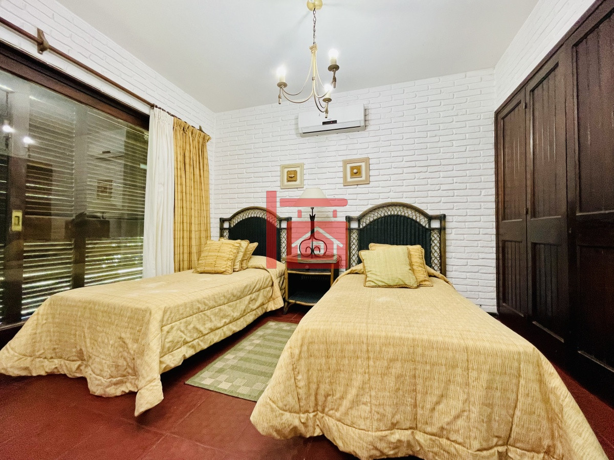 Casa ID.450 - Alquiler temporario de sólida y amplia casa de cinco dormitorios más dependencia de servicio y piscina, Lugano, Punta del Este