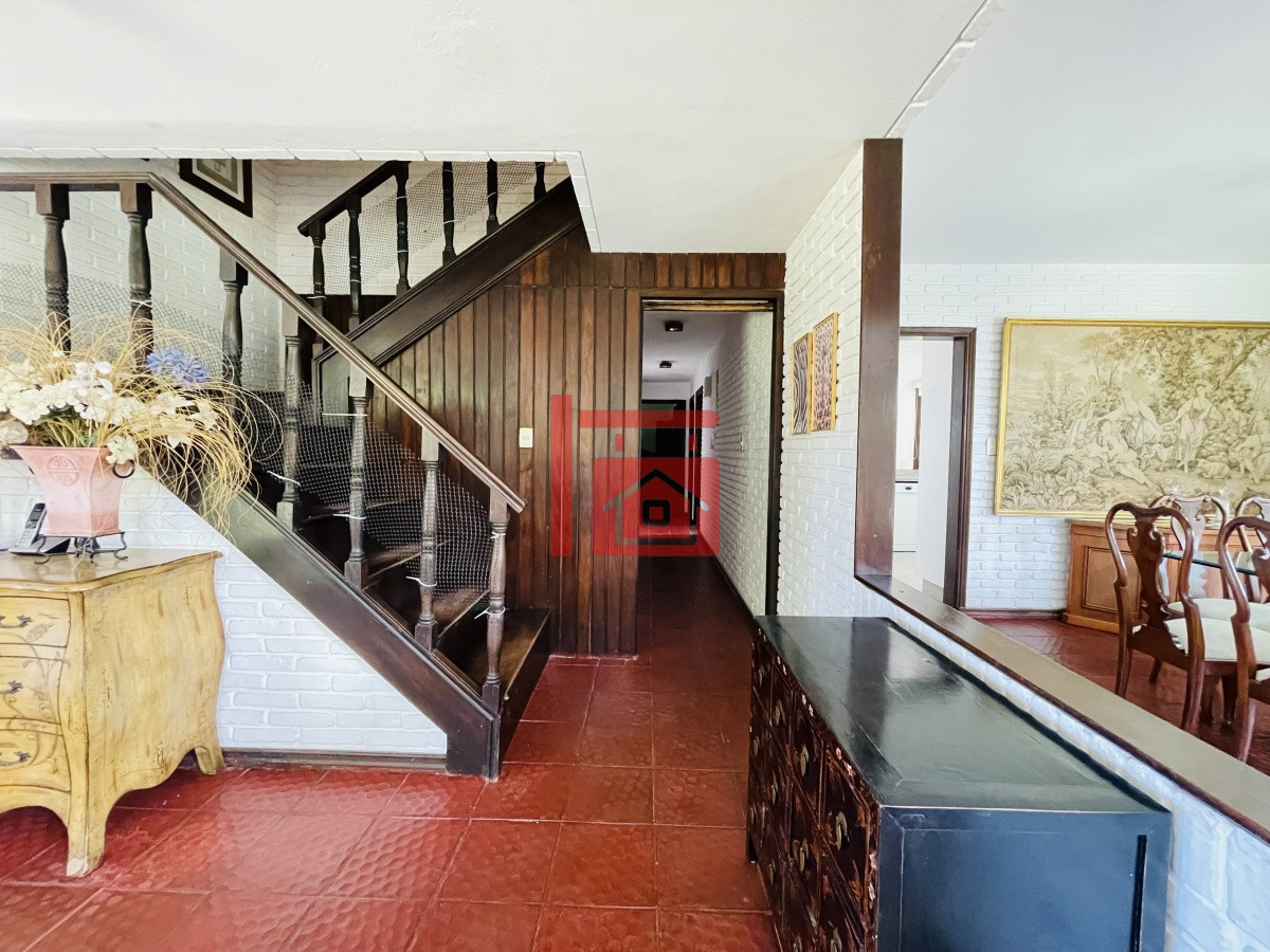 Casa ID.450 - Alquiler temporario de sólida y amplia casa de cinco dormitorios más dependencia de servicio y piscina, Lugano, Punta del Este