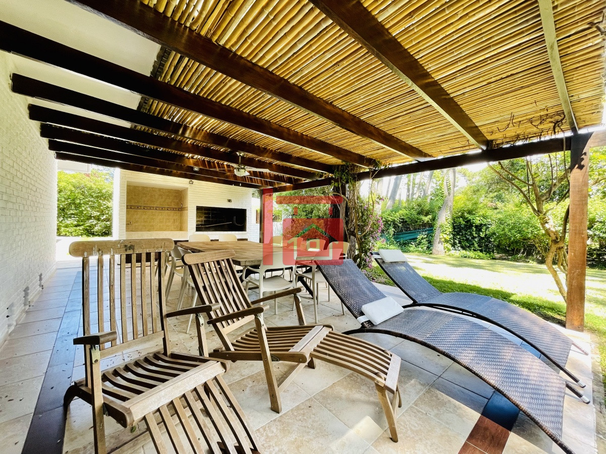 Casa ID.450 - Alquiler temporario de sólida y amplia casa de cinco dormitorios más dependencia de servicio y piscina, Lugano, Punta del Este