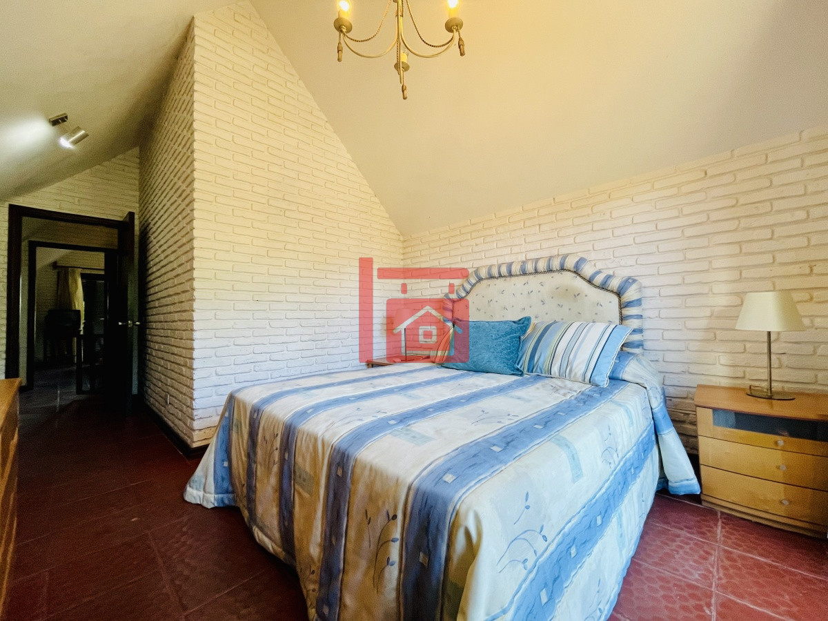 Casa ID.450 - Alquiler temporario de sólida y amplia casa de cinco dormitorios más dependencia de servicio y piscina, Lugano, Punta del Este