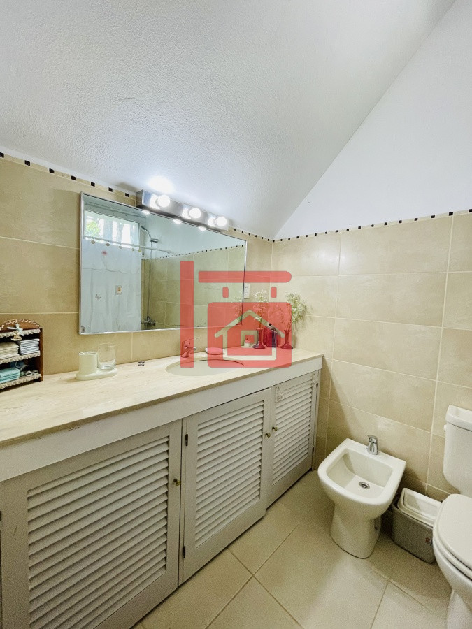 Casa ID.450 - Alquiler temporario de sólida y amplia casa de cinco dormitorios más dependencia de servicio y piscina, Lugano, Punta del Este