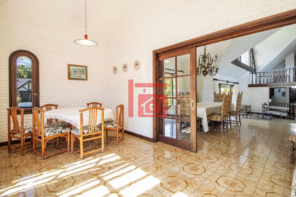 Casa ID.1307 - Venta de Casa de 4 Dormitorios y Piscina con gran parque en Playa Mansa, Punta del Este