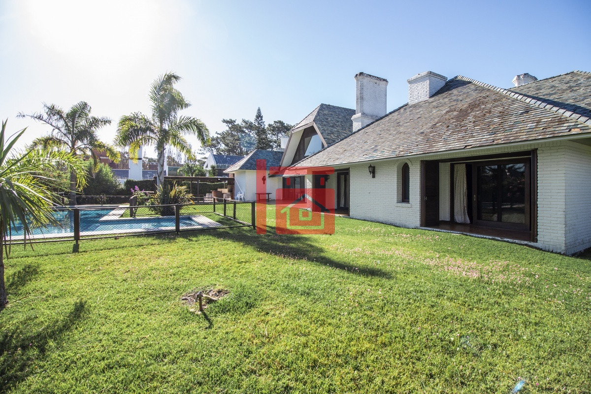 Casa ID.1307 - Venta de Casa de 4 Dormitorios y Piscina con gran parque en Playa Mansa, Punta del Este